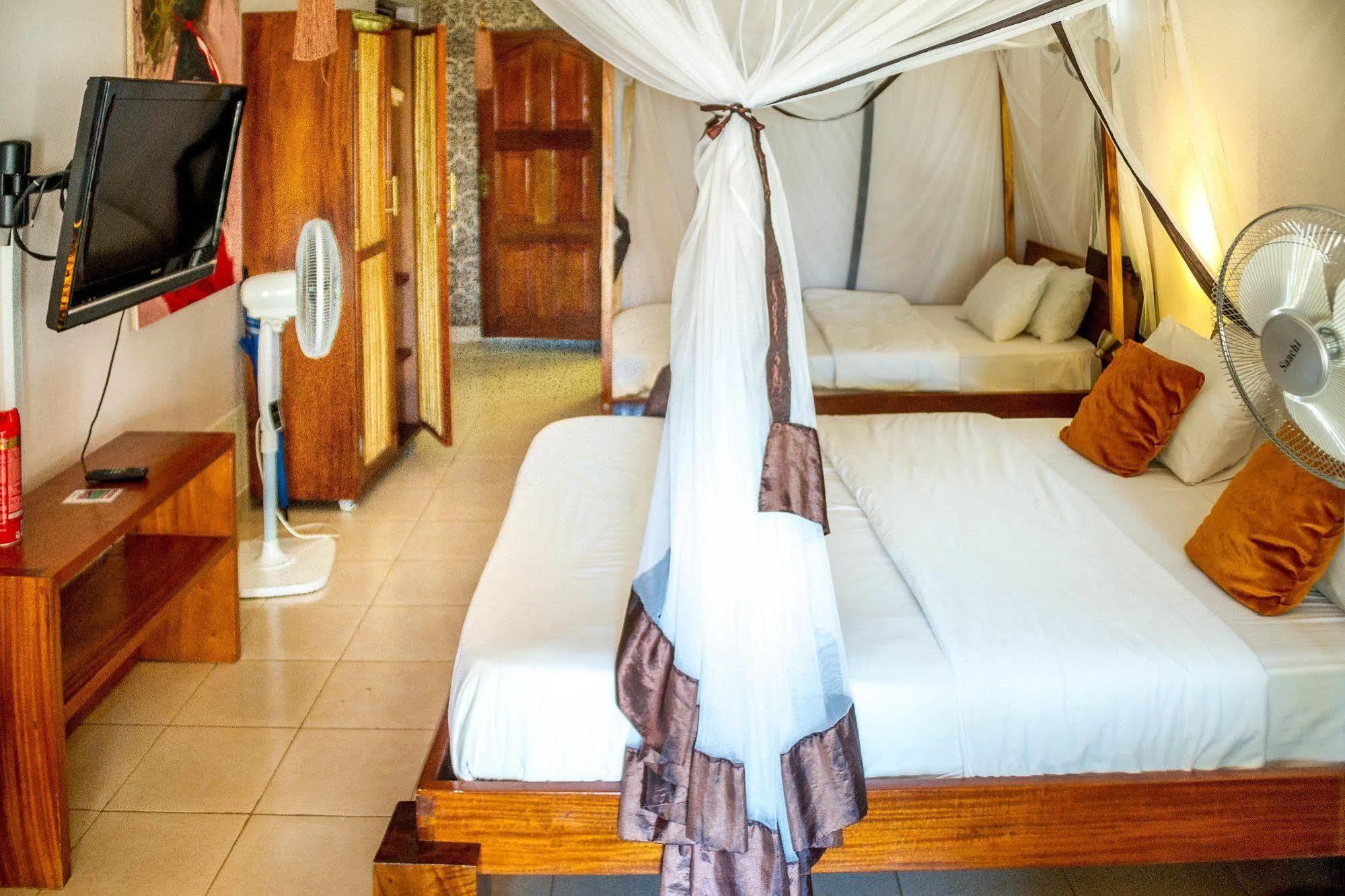 2 Friends Beach Hotel Entebbe Ngoại thất bức ảnh