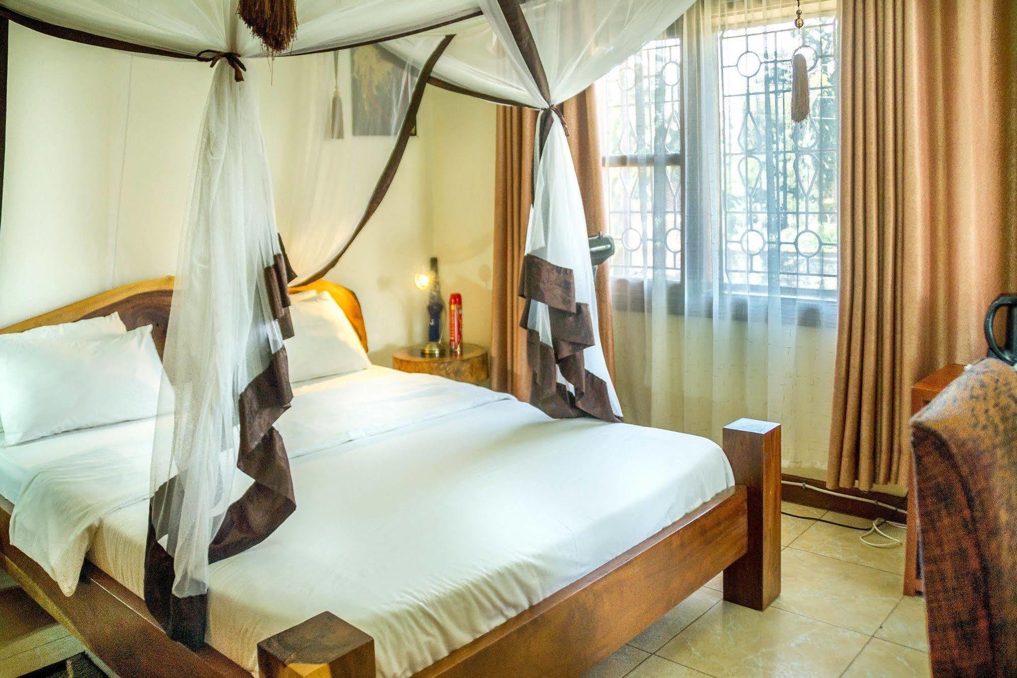 2 Friends Beach Hotel Entebbe Ngoại thất bức ảnh